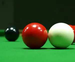 640px-Snooker_Touching_Ball_Red-1_0_3